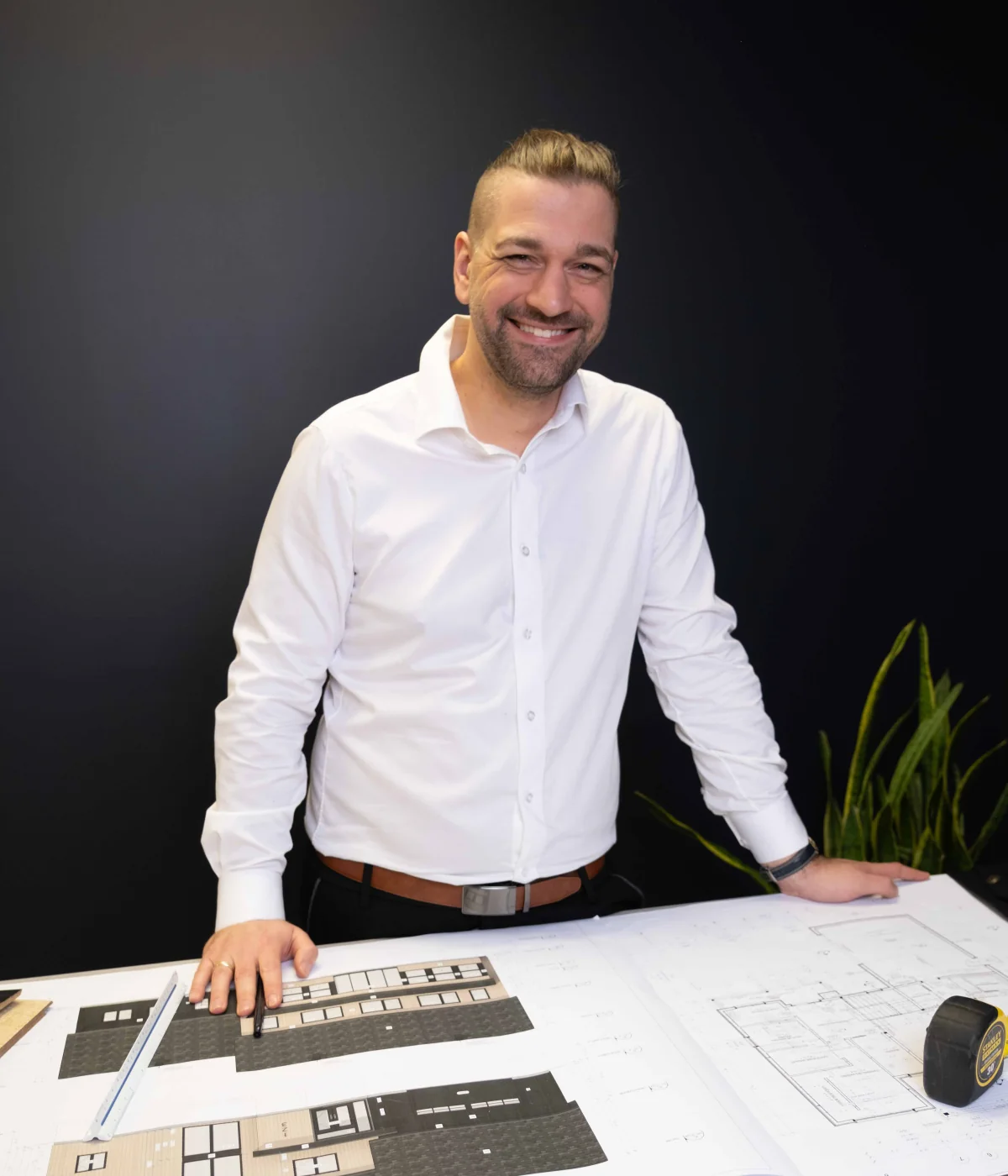 Alexandre Sabourin devant une table de plans d’architecture