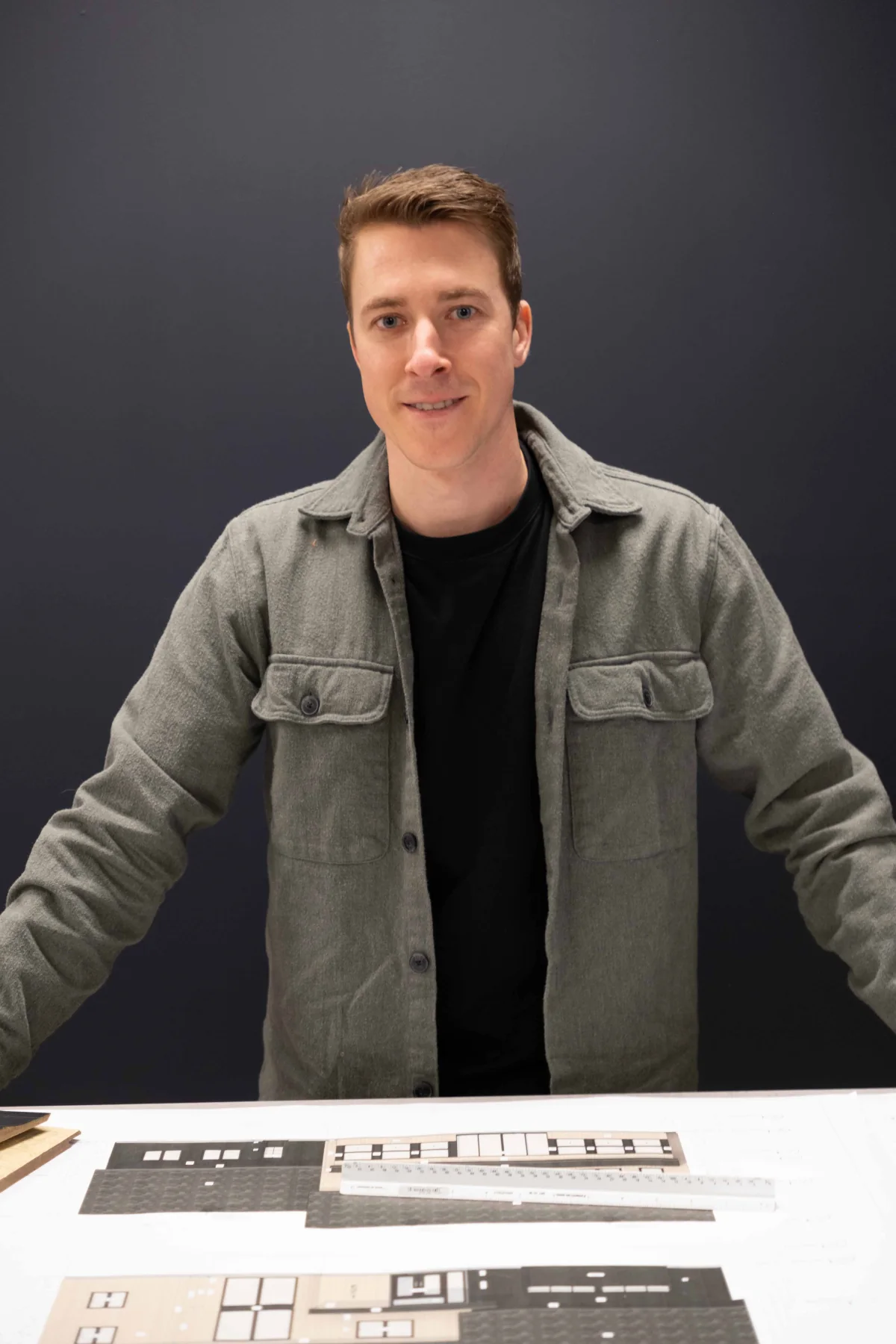 Pier-Olivier Collin devant une table de plans d’architecture